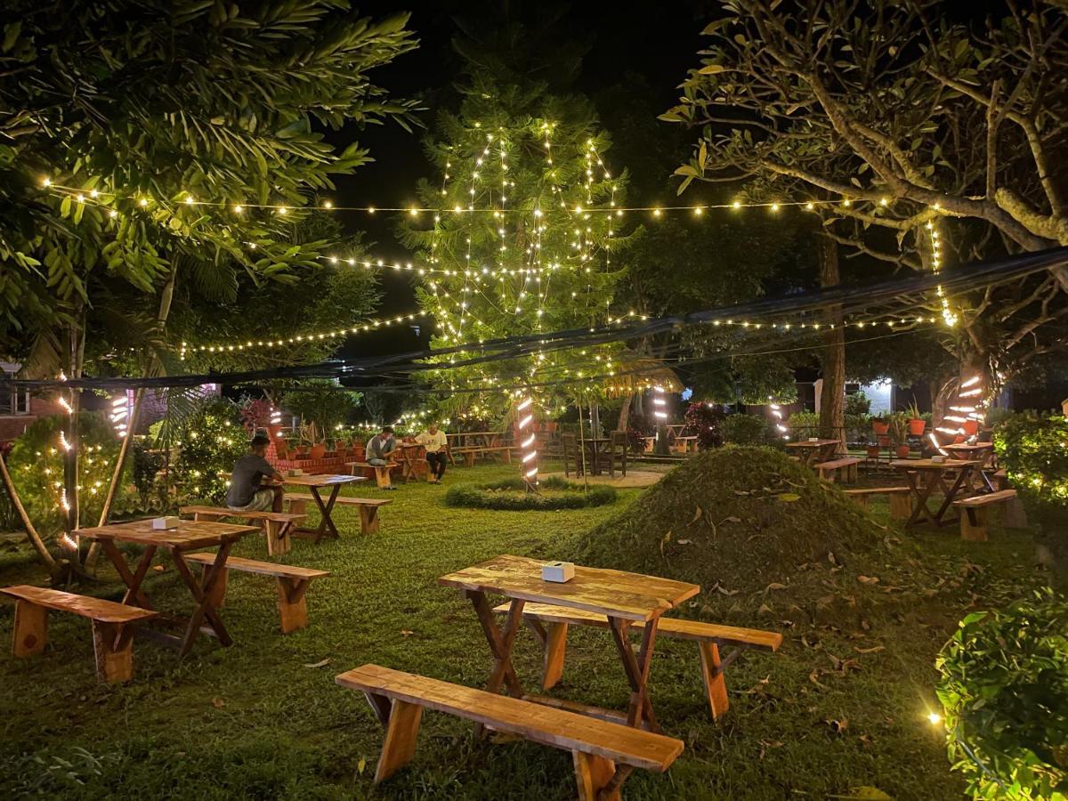Hotel Tharu Garden, Sauraha Exterior foto