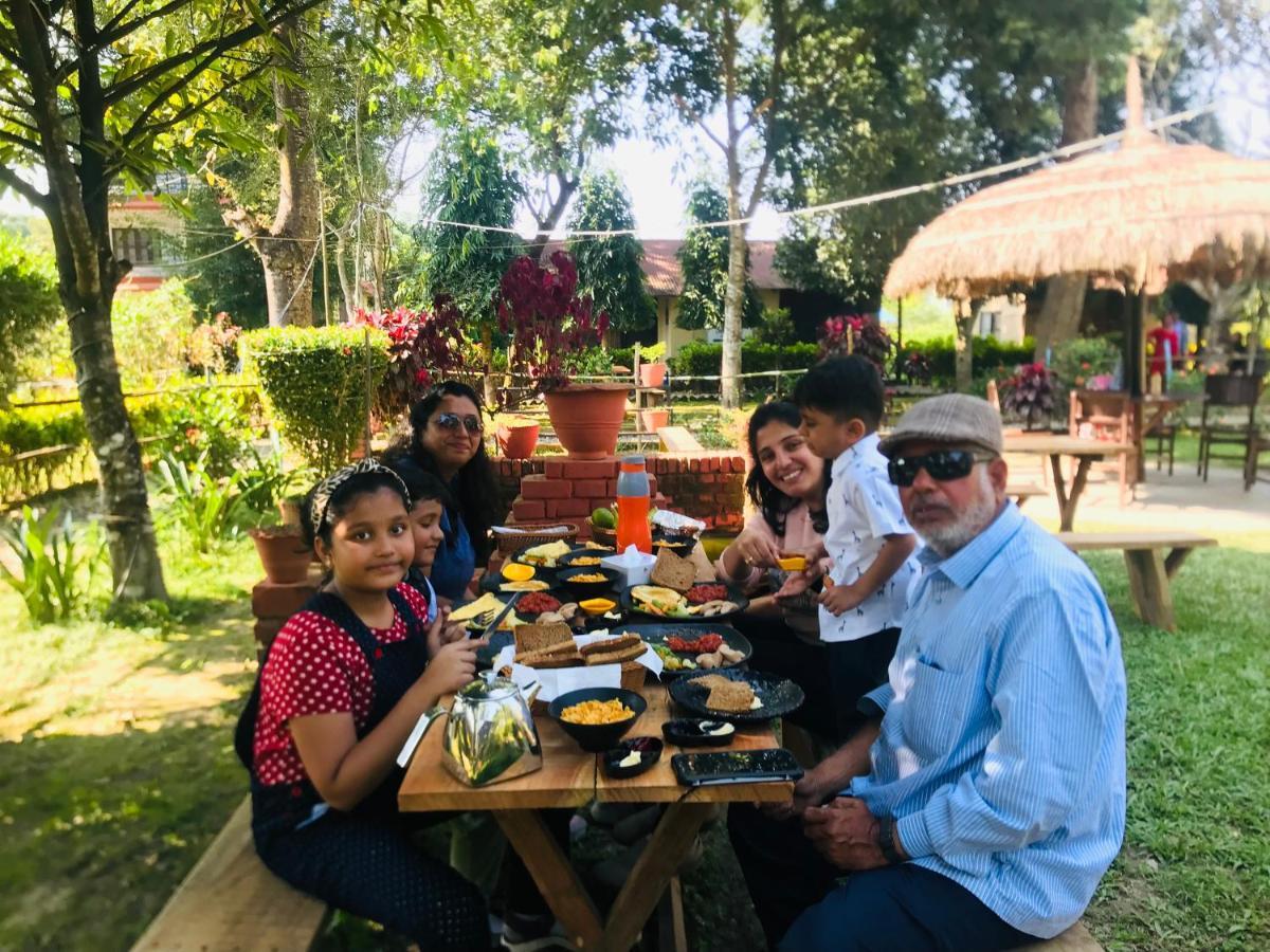 Hotel Tharu Garden, Sauraha Exterior foto