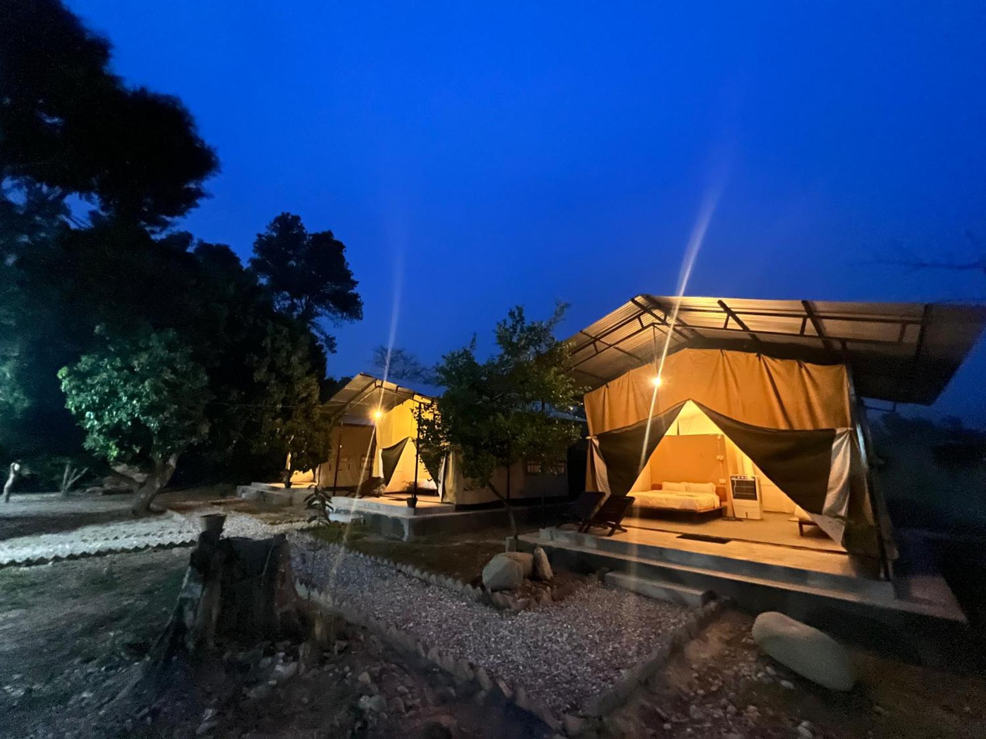 Hotel Tharu Garden, Sauraha Exterior foto